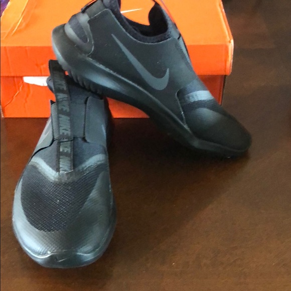 boys nike slip on tennis shoes